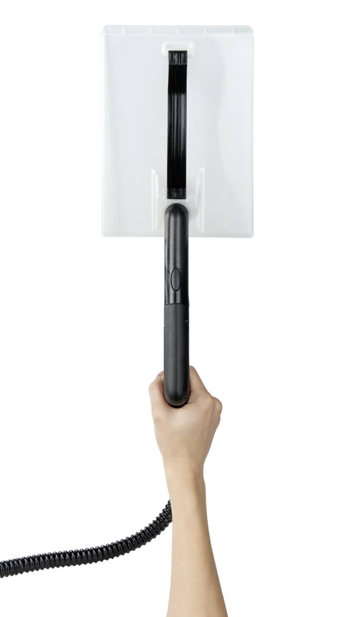 Eine Hand hält den Griff eines Reinigungsschabers mit weißem Kopf und schwarzem Schlauch, betont klare, moderne Designlinien.