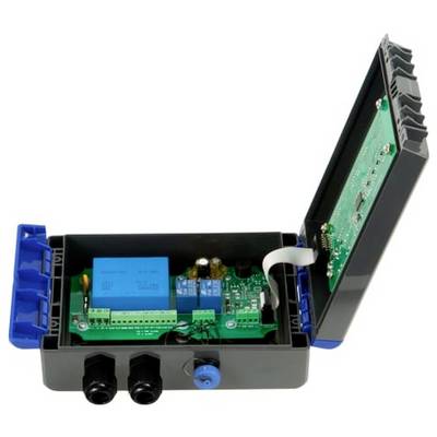Offene schwarze elektronische Steuerkiste mit Scharnierdectel, zeigt Leiterplatte, Relais, Steckverbinder und Kabelanschlüsse
