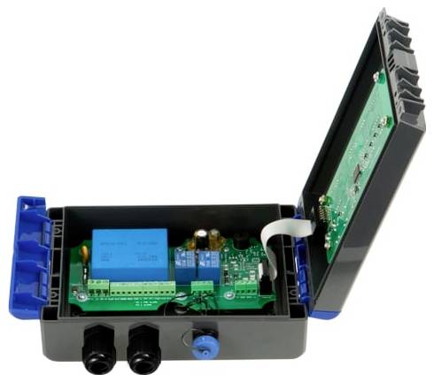 Offene schwarze elektronische Steuerkiste mit Scharnierdeckel, zeigt grüne Leiterplatten, blaues Relais, Verkabelung und vordere Anschlussbuchsen.