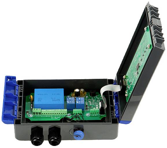 Elektronisches Gerät mit offenem Gehäuse, das interne Schaltkreise und Komponenten zeigt. Verwendet für Steuerungs- oder Schaltungszwecke.