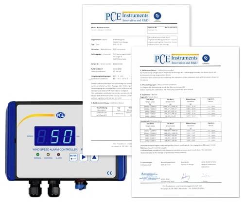 PCE Instruments Windgeschwindigkeits-Alarmcontroller-Anzeigekit mit zwei Zertifizierungsdokumenten neben dem Gerät.
