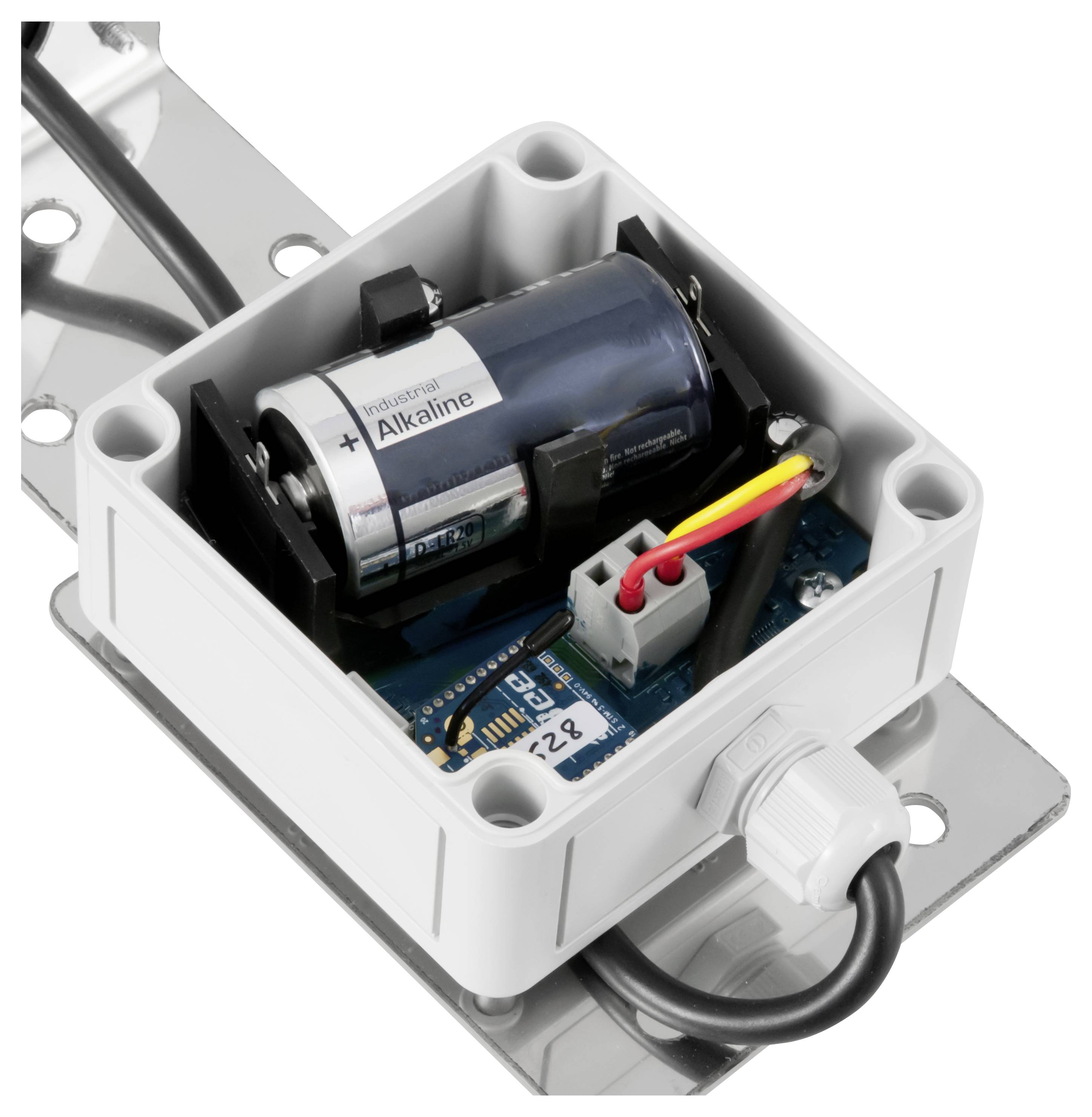 Offene elektrische Gehäuseöffnung mit einer Alkali-Batterie, Verdrahtung und einer auf einer Metallhalterung montierten Leiterplatte.