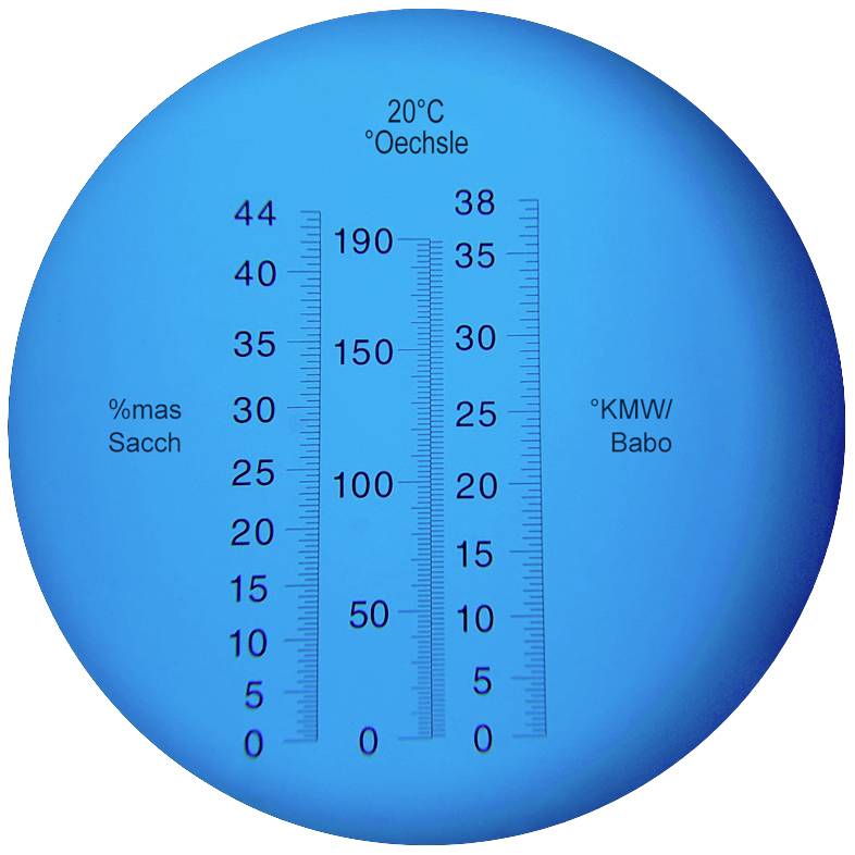 Ein blauer Wein-Mostgewicht-Refraktometer-Maßstab zeigt Skalen in °Oechsle, %mas Sacch und °KMW/Babo, zur Messung des Zuckergehalts.
