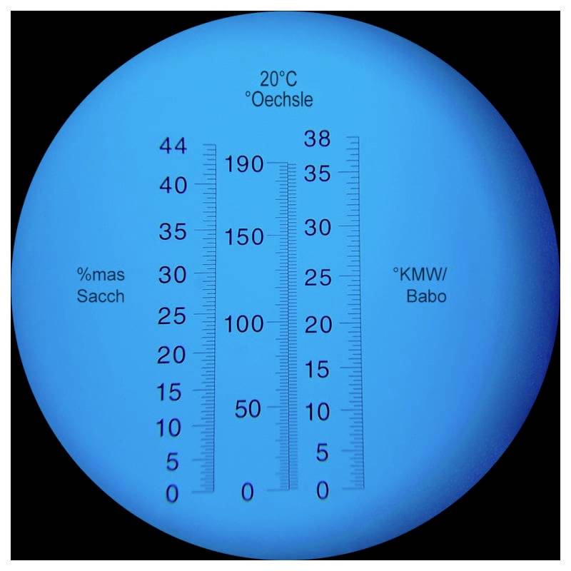 Kreisförmige blaue Zuckerrefraktometerskala mit der Bezeichnung 20°C Oechsle, %mas Sacch und °KMW/Babo mit vertikalen Messskalen.