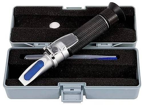 Tragbares Refraktometer in einem schaumstoffgefütterten Koffer mit blauem und silbernem Okularstil-Gehäuse.