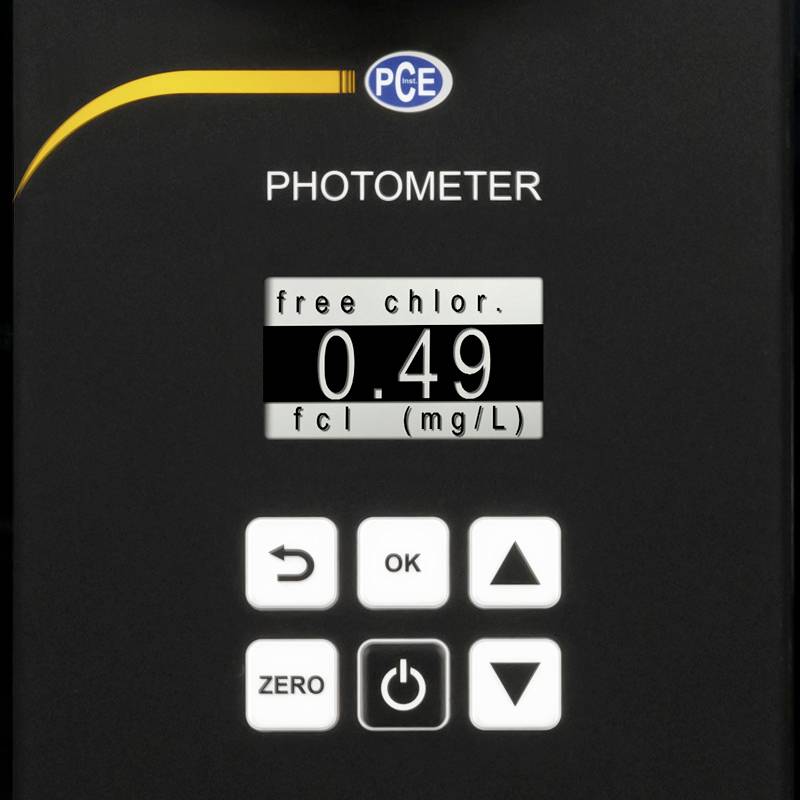 Ein Hand-Photometer zeigt 'freies Chlor 0,49 mg/L' auf dem Display, darunter Tasten für 'OK', 'ZERO', und Navigation.