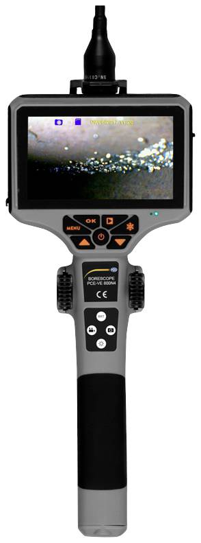 Ein tragbares Endoskop mit Bildschirm zeigt eine Nahaufnahme von Partikeln. Das Gerät besitzt mehrere Bedienknöpfe.