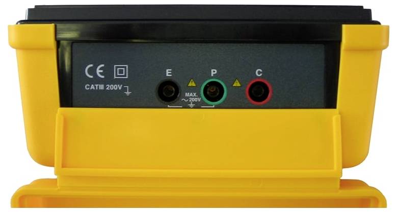 Rückansicht eines gelben digitalen Multimeters mit schwarzer Oberseite, die drei Eingangsbuchsen mit den Bezeichnungen E, P und C sowie CE CAT III 200V Markierungen zeigt.