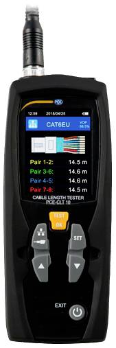 Ein Kabeltester zeigt Messwerte und Testergebnisse für CAT6-Kabelpaare auf einem Display. Oben ein Zeitstempel, unten Bedienknöpfe.