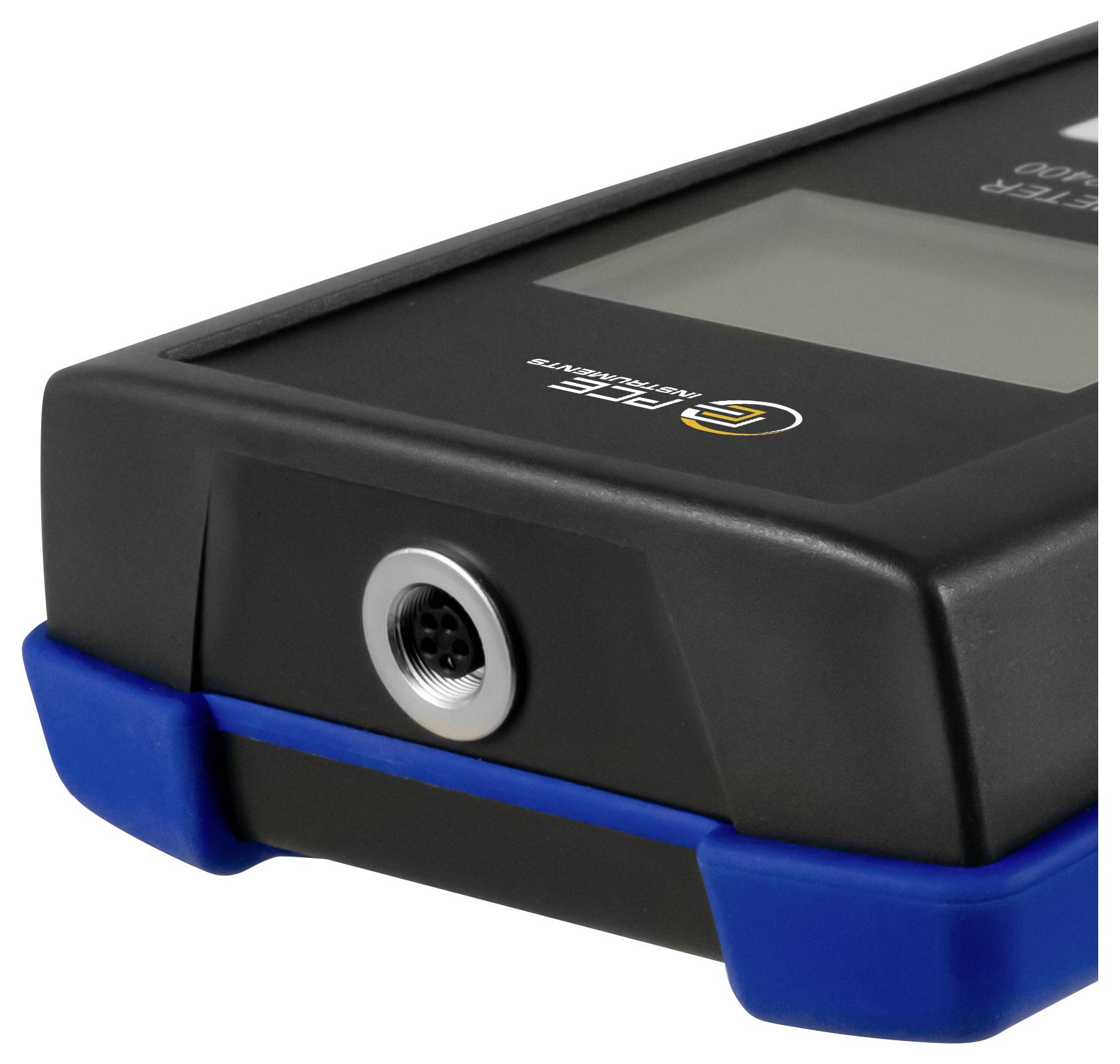 Nahaufnahme eines robusten schwarzen elektronischen Geräts mit einem Bildschirm und einem runden Steckerport, akzentuiert durch blaue Schutzpuffer.