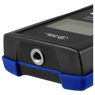 Nahaufnahme eines robusten schwarzen elektronischen Geräts mit einem Bildschirm und einem runden Steckerport, akzentuiert durch blaue Schutzpuffer.