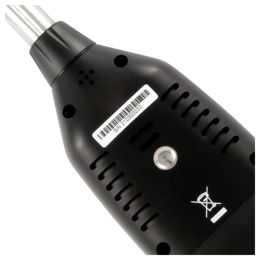 Schwarzes tragbares elektronisches Gerät mit Metallröhren, Barcode-Seriennummernaufkleber, Lüftungsöffnungen und einem kleinen Symbol auf seinem Gehäuse vor weißem Hintergrund.