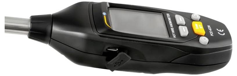 Schwarzes tragbares Gerät mit Display und Tasten, an einer Sonde befestigt, wird zum Messen der Gas- oder Luftqualität verwendet.