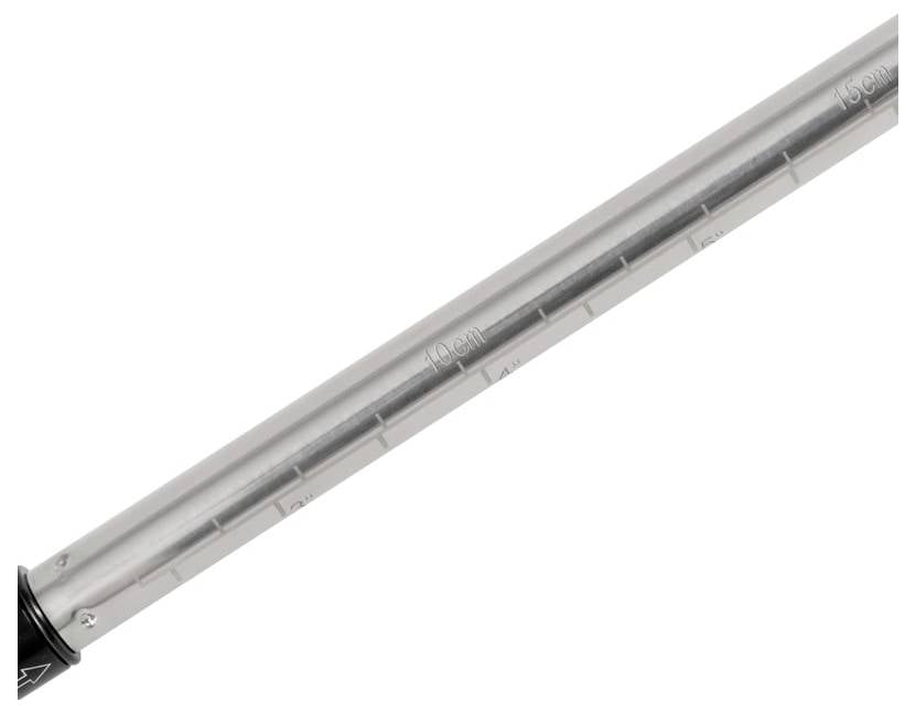 Nahaufnahme eines Metallthermometers mit Skalierungsmarkierungen, diagonal auf weißem Hintergrund dargestellt.