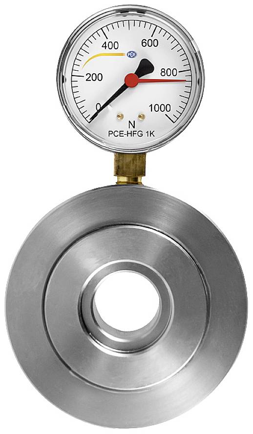 Ein Manometer zeigt Druck in Newtons an, Skala bis 1000 N, Zeiger zeigt auf etwa 785 N. Unter der Skala ist eine metallene Halterung.