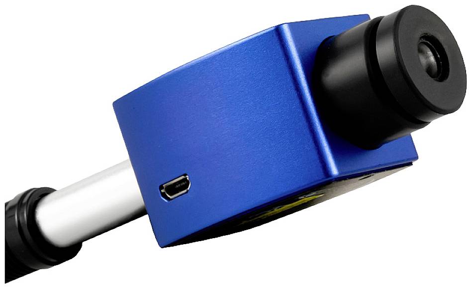 Eine blaue elektronische Kamera mit rundem Objektiv an einem silbernen Stativ.