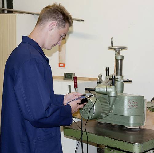 Auf diesem Bild sieht man eine Schwingungsmessung ,an einem Kompressor.