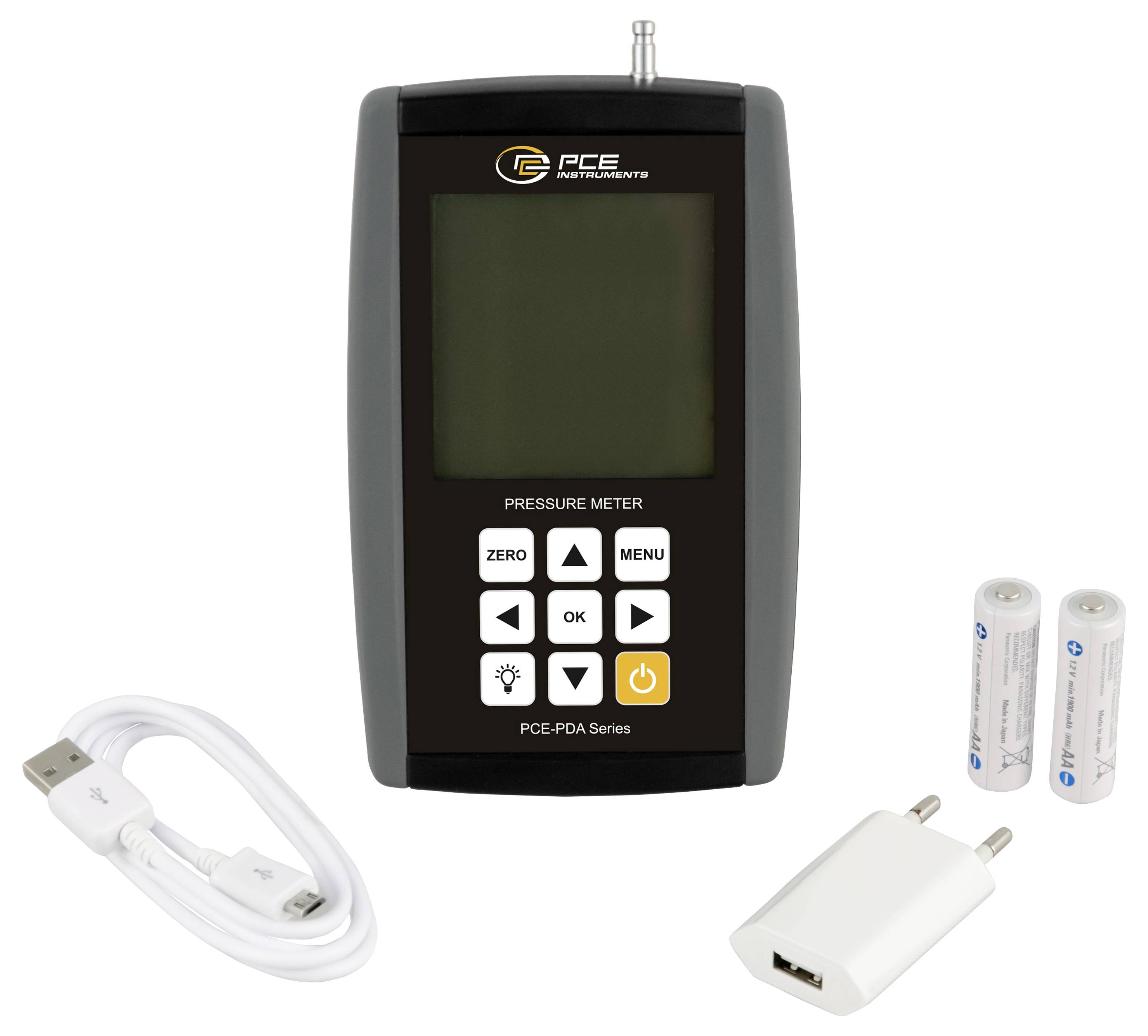 PCE Instruments Druckmessgerät mit USB-Kabel, Ladegerät und zwei Batterien als Produktbundle dargestellt.