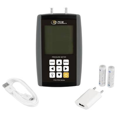 PCE-Druckmessgerät mit Bildschirm und Steuertasten, gezeigt mit USB-Kabel, Ladegerät und zwei Batterien.