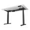 Elektrisch höhenverstellbarer Schreibtisch mit schwarzem Gestell und weißer Tischplatte. Steuerungspanel für Höhenanpassung sichtbar.