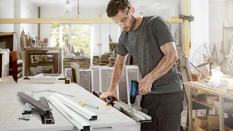 Handwerker mit Akkuschrauber