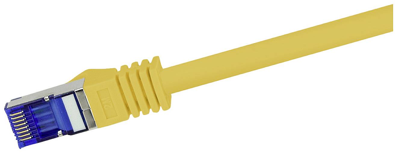 Ein gelbes Ethernet-Kabel mit RJ45-Stecker, isoliert vor weißem Hintergrund.