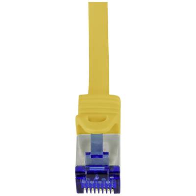 Gelbes Netzwerkkabel mit blauem RJ45-Stecker, isoliert auf weißem Hintergrund.