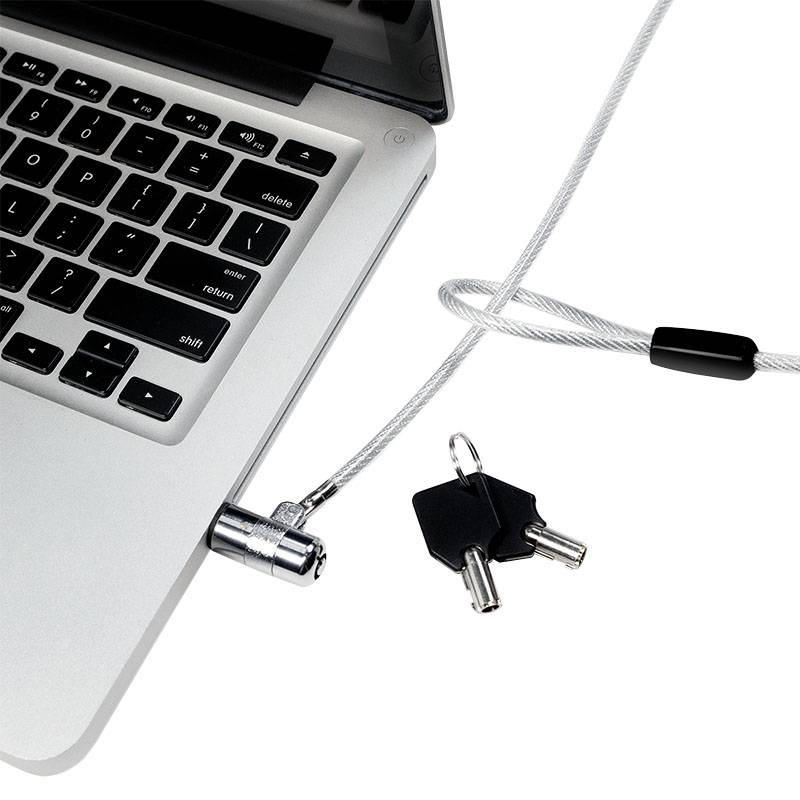 Ein Laptop mit einem Sicherheitsschloss und Kabel, daneben zwei Schlüssel. Das Schloss ist am Laptop befestigt, um Diebstahl zu verhindern.