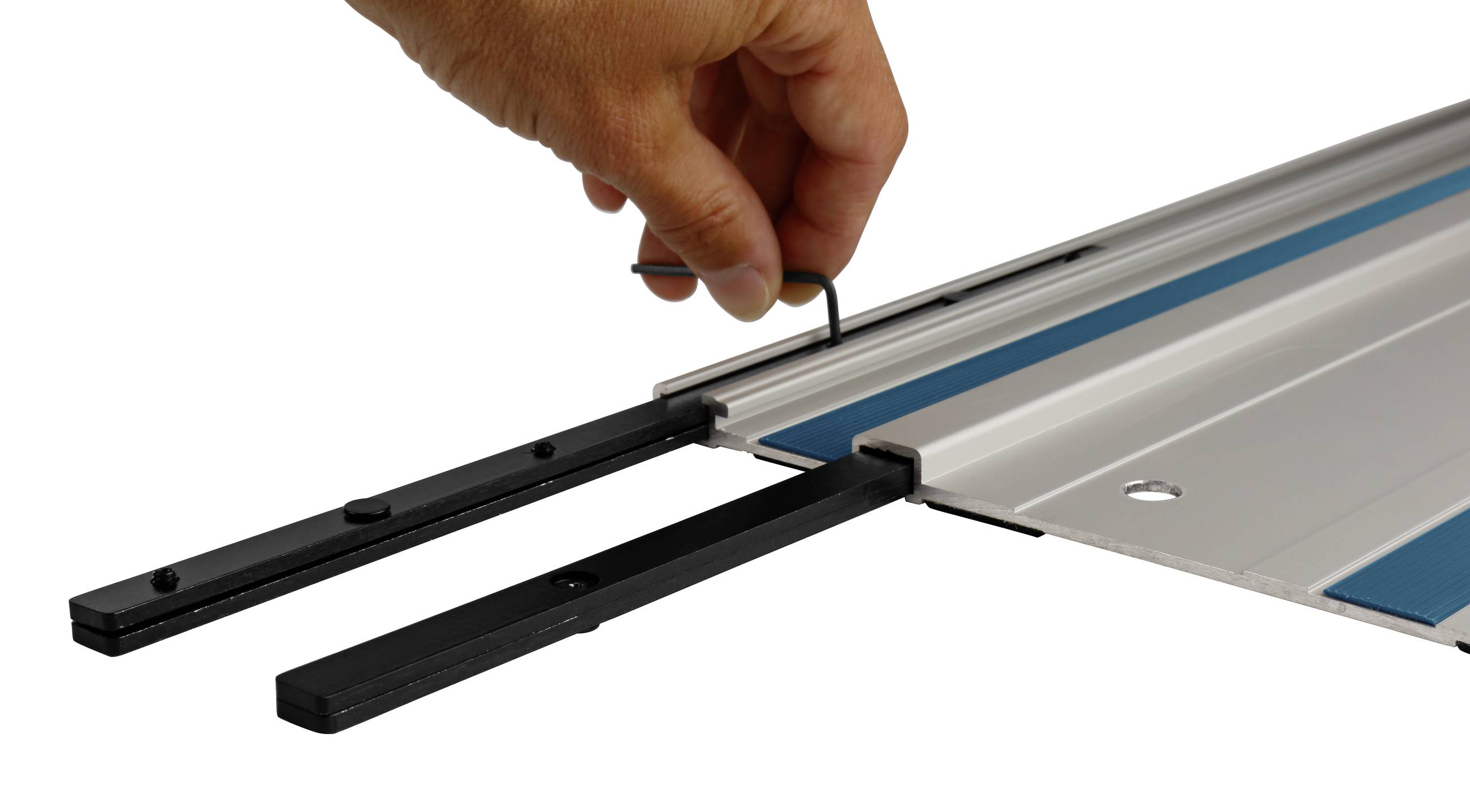 Eine Hand steckt einen Inbusschlüssel in eine Metallschiene ein, vermutlich zur Anpassung oder Justierung der Schienelemente.