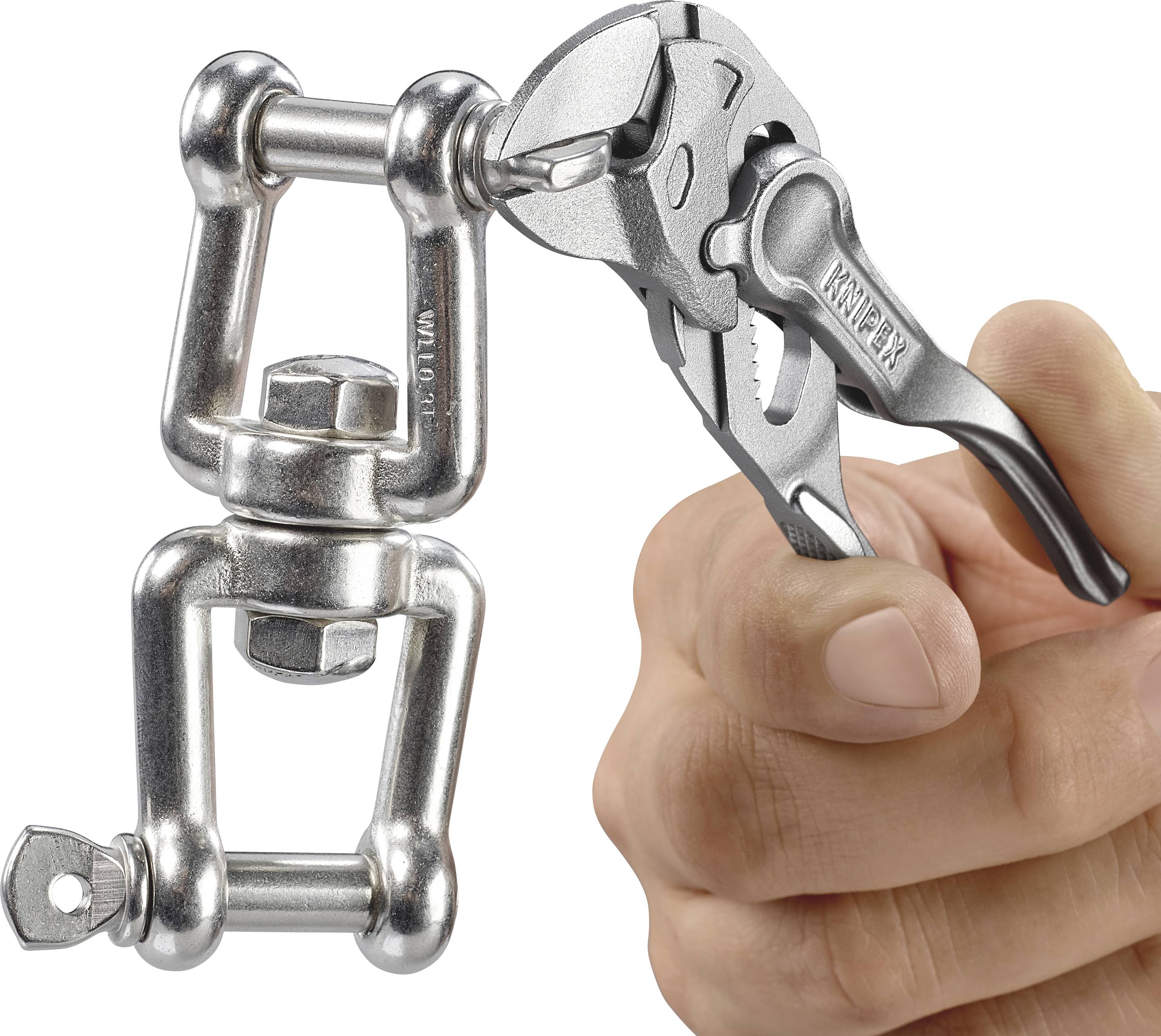 Eine Hand hält eine Zange, die einen drehbaren Schäkel festzieht. Der Schäkel ist aus glänzendem Metall und zeigt mechanische Verbindungen.