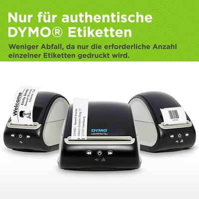 'Drei schwarze Etikettendrucker aufgereiht, jeder druckt ein separates weißes Etikett mit Text. Grüner Hintergrund mit Slogan zur Effizienz.'