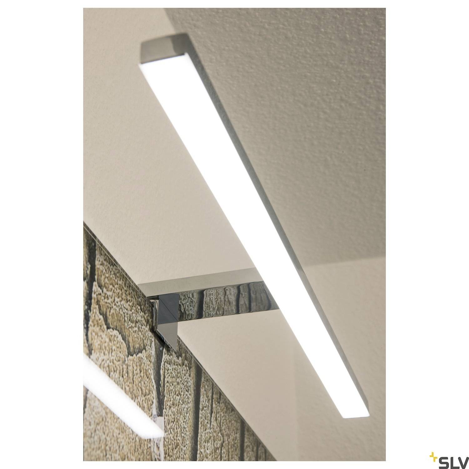 Ein modernes, rechteckiges LED-Licht, das an einer Wand montiert ist, beleuchtet den Raum gleichmäßig und sorgt für ein stilvolles Ambiente.