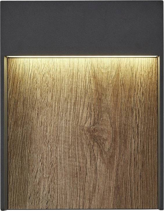 Eine Wandlampe, die warmes Licht über ein rechteckiges, holzstrukturiertes Panel strahlt, sorgt für eine gemütliche Atmosphäre.