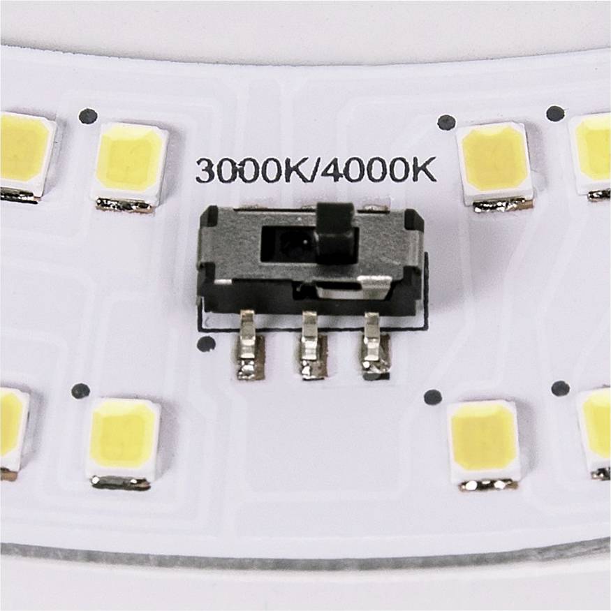 Schalter auf einer LED-Platine mit der Beschriftung '3000K/4000K', umgeben von mehreren quadratischen LED-Lichtern.