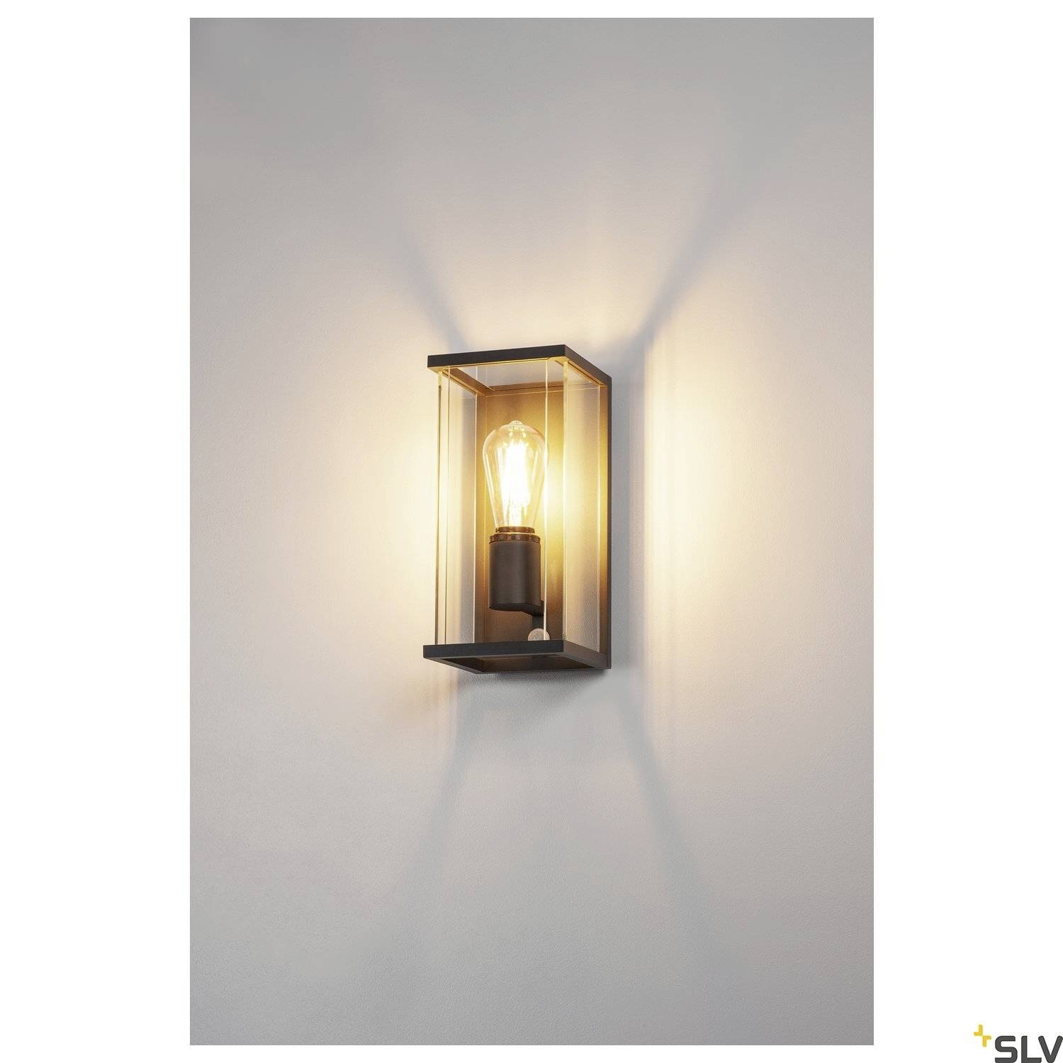 Eine moderne Wandlampe mit rechteckigem, transparentem Gehäuse, die warmes Licht ausstrahlt. Ideal für stilvolle Raumdekoration.