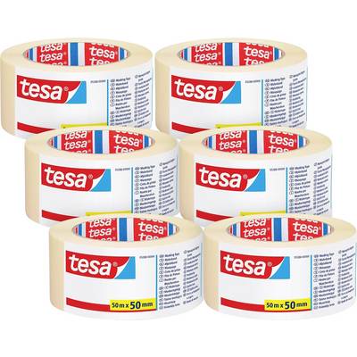 Sechs Rollen Tesa Abklebeband, jeweils mit der Aufschrift '50 m x 50 mm', sind in zwei Reihen angeordnet. Die Verpackung zeigt eine Markierung in Rot, Weiß und Blau.