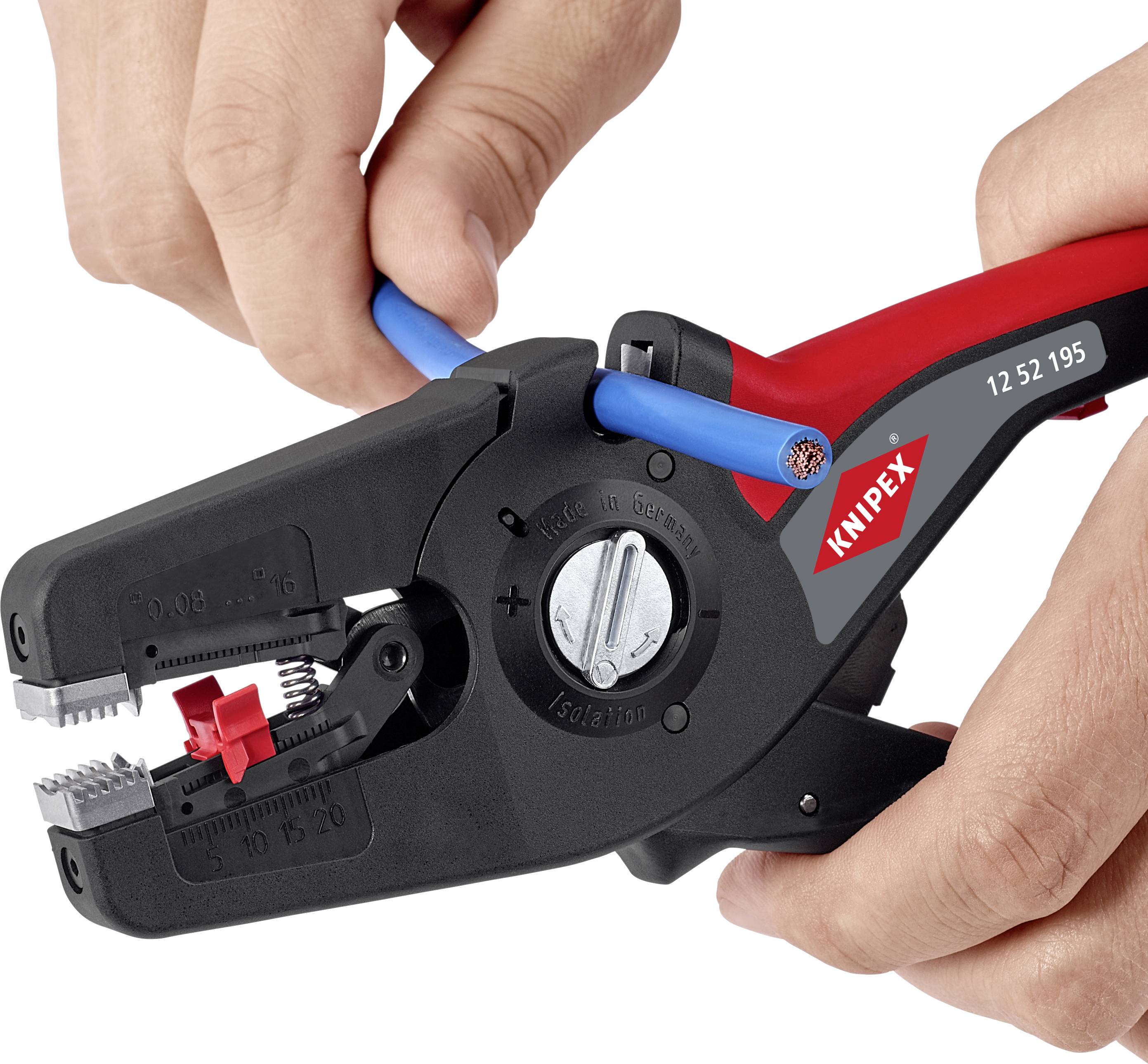 Zwei Hände bedienen eine Abisolierzange, die ein blaues Kabel hält. Die Zange hat ein rotes KNIPEX-Logo und ist teilweise rot-schwarz.