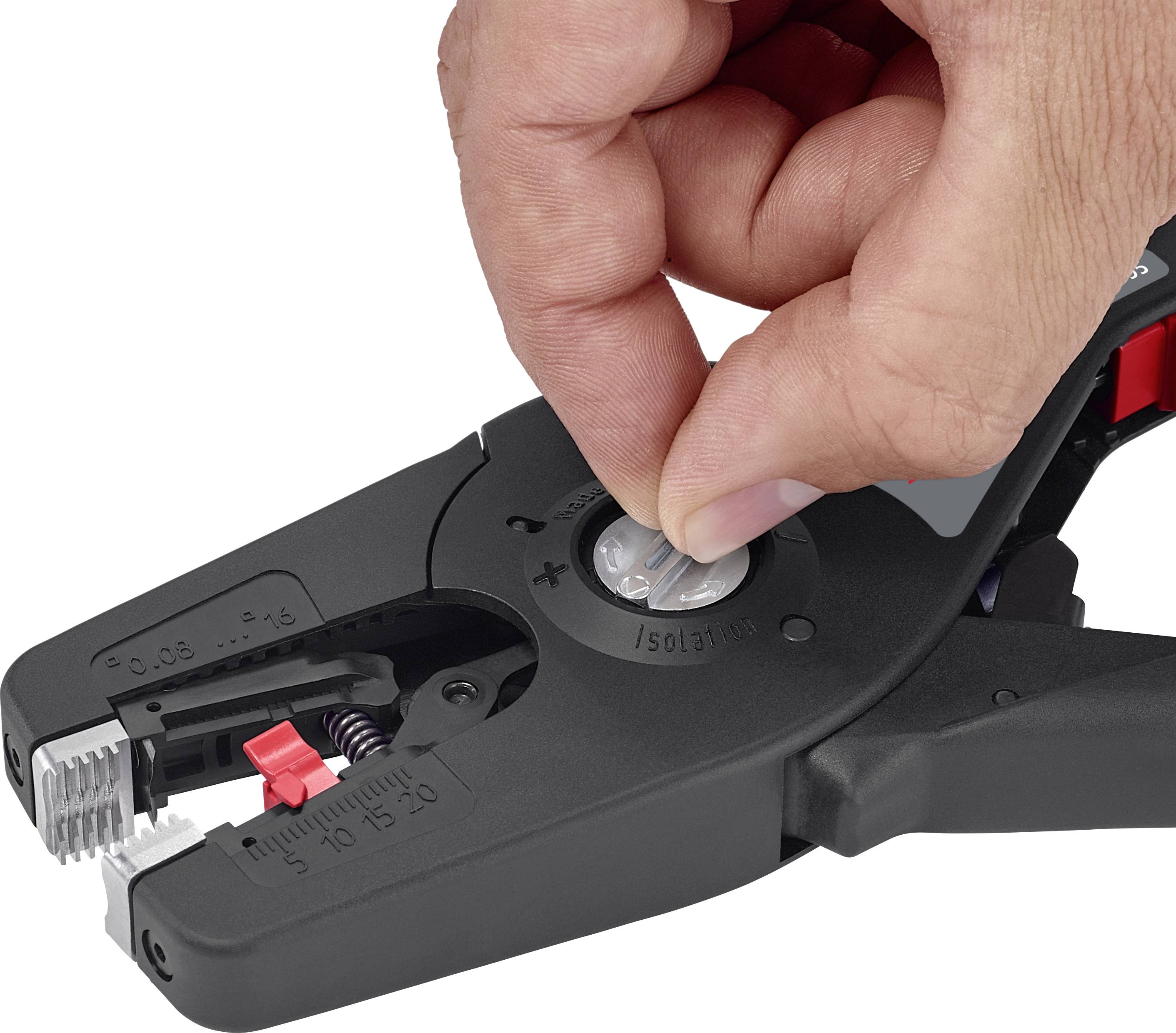 Nahaufnahme einer Hand, die ein Einstellungsrad an einer Abisolierzange dreht. Werkzeug zeigt Millimeter-Skala und Schneidmesser.