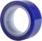 Eine blaue Rolle Klebeband mit transparentem Inneren liegt auf einer weißen Oberfläche.
