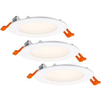 Drei LED-Deckeneinbauleuchten mit weißem Rahmen und orangefarbenen Clips. Die Leuchten sind rund und zeigen einen weichen Lichtschein.