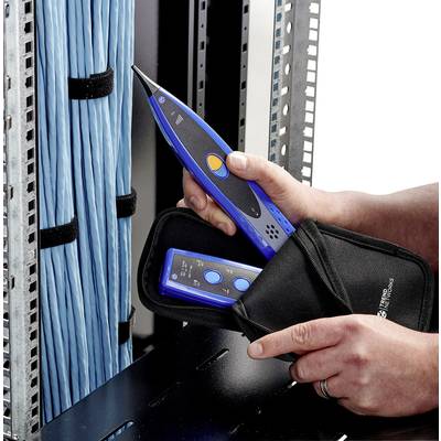 Eine Person hält ein blaues Kabelprüfgerät neben einem offenen Server-Rack mit blauen Kabeln, vorbereitet für eine Netzwerkprüfung.