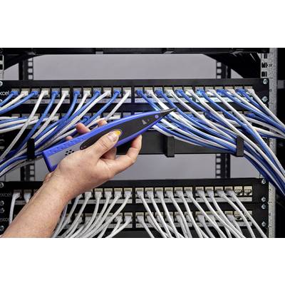Eine Hand hält ein Prüfgerät an Netzwerk-Kabeln in einem Server-Rack, um die Konnektivität oder Funktionalität der Verbindungen zu testen.