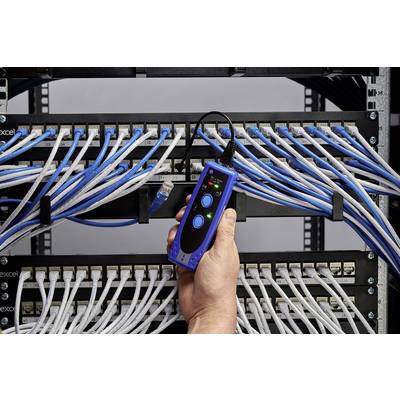 Eine Hand hält ein Netzwerk-Testgerät vor einem Patchpanel, das mit zahlreichen blauen und weißen Ethernet-Kabeln verbunden ist.