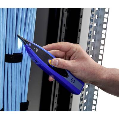Eine Hand hält ein blaues Prüfgerät an einem Bündel blauer Kabel, vermutlich in einem Serverraum oder Schaltschrank.