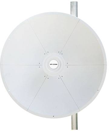 Eine runde, große Satellitenschüssel-Wandhalterung aus Metall, weiß mit sieben Segmenten, montiert auf einem vertikalen Rohr.
