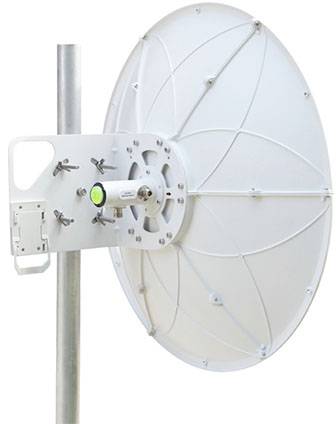 Weißer Parabolspiegel mit Metallhalterung an einem Mast befestigt, zur drahtlosen Datenübertragung.