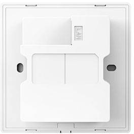 Weißer LAN-Wandstecker mit quadratischer Form, hat zwei Steckplätze und ist für Netzwerkverbindungen geeignet.