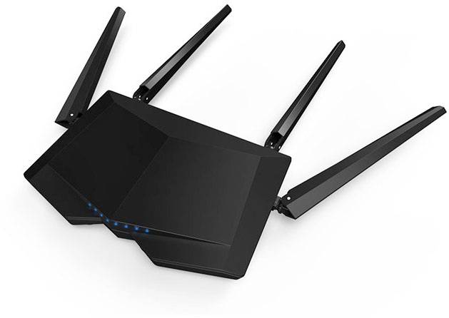 Schwarzer WLAN-Router mit vier Antennen, seitlich ausgerichtet, und blauen LED-Anzeigen auf der Vorderseite.