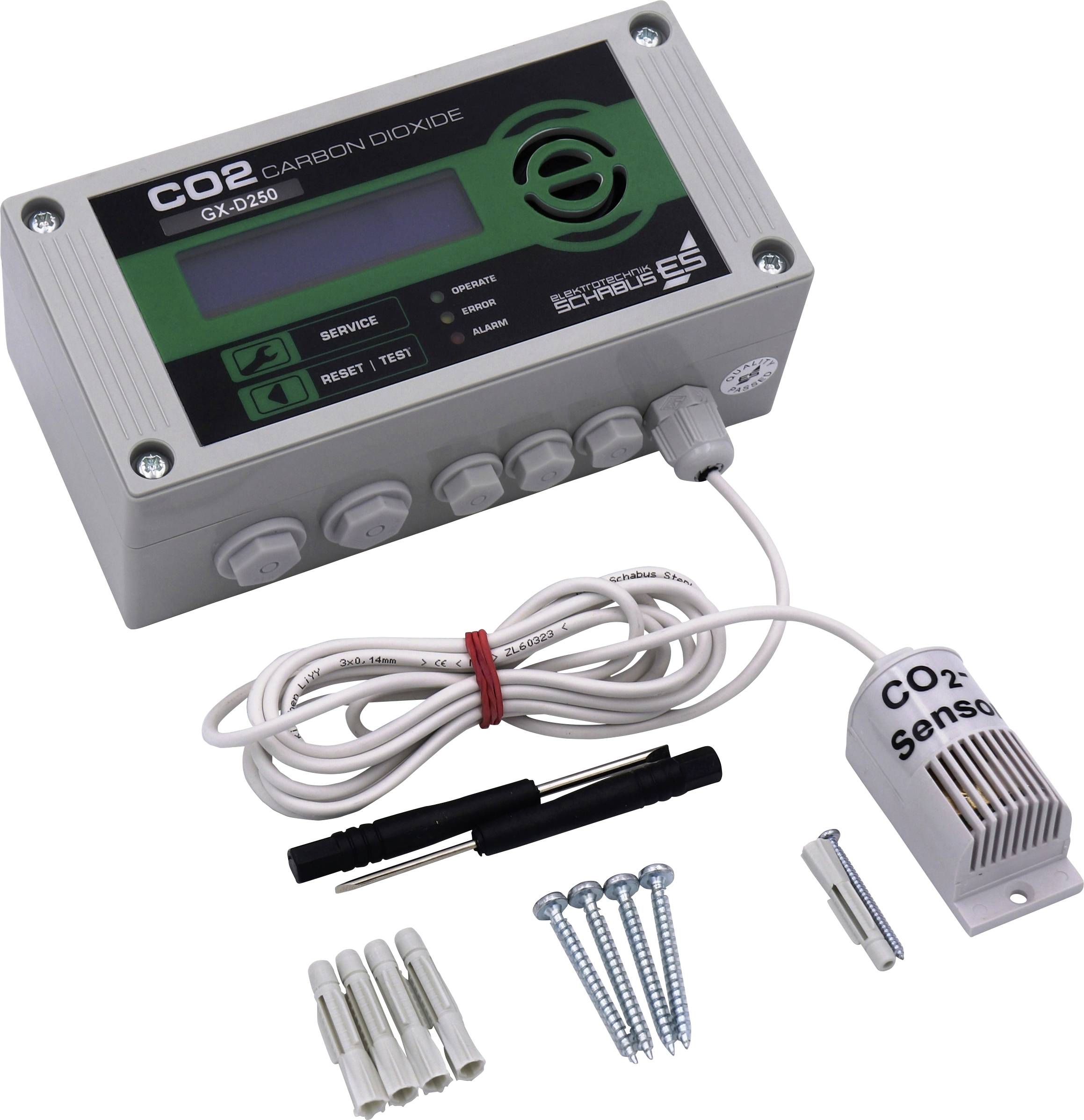 Ein CO2-Messgerät mit digitalem Display und Sensor. Kabel, Schrauben und ein Schraubendreher liegen daneben.