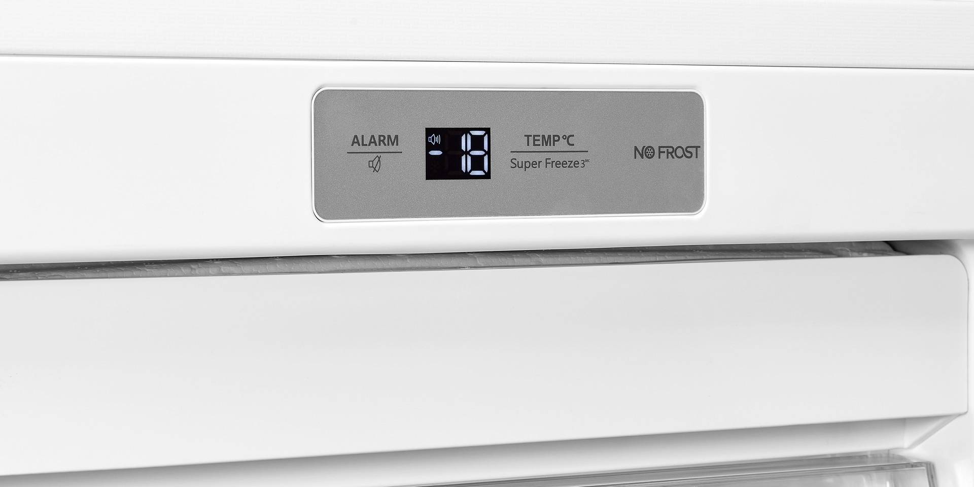 Eingefrorenes Display eines Gefrierschranks zeigt -18°C an. Funktionen: Alarm, kein Frost, Super Freezer.